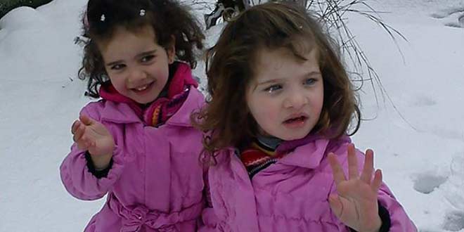 الطفلتين ليلى ولين عطفة التين ذبحتا مع والديهما على ايدي مجرمي بشار الأسد (الشبيحة). طريق حمص - القدموس ، الأربعاء 02-10-2013