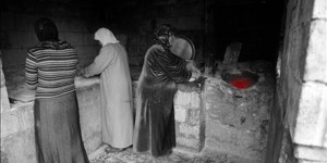 نازحات سوريات يحضرن الخبز