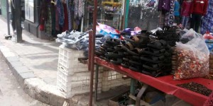 عربية بيع أخذية بلاستيكية