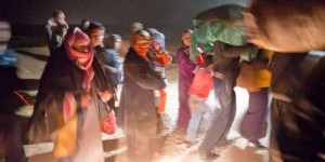 نازحون سوريون في الليل عبر الحدود السورية الأردنية.