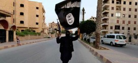 أحد أعضاء التابعين لداعش يرفع علمها في مدينة الرقة - رويترز