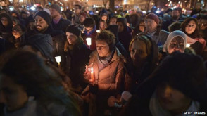 المئات في وقفة تضامن مع ضحايا الجريمة