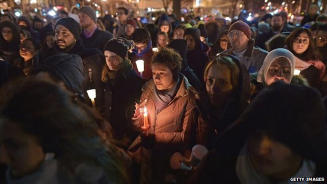 المئات في وقفة تضامن مع ضحايا الجريمة