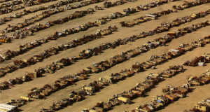 بقايا آليات عراقية في الصحراء الكويتية. الصورة: مركز الدراسات والبحث الكويتي